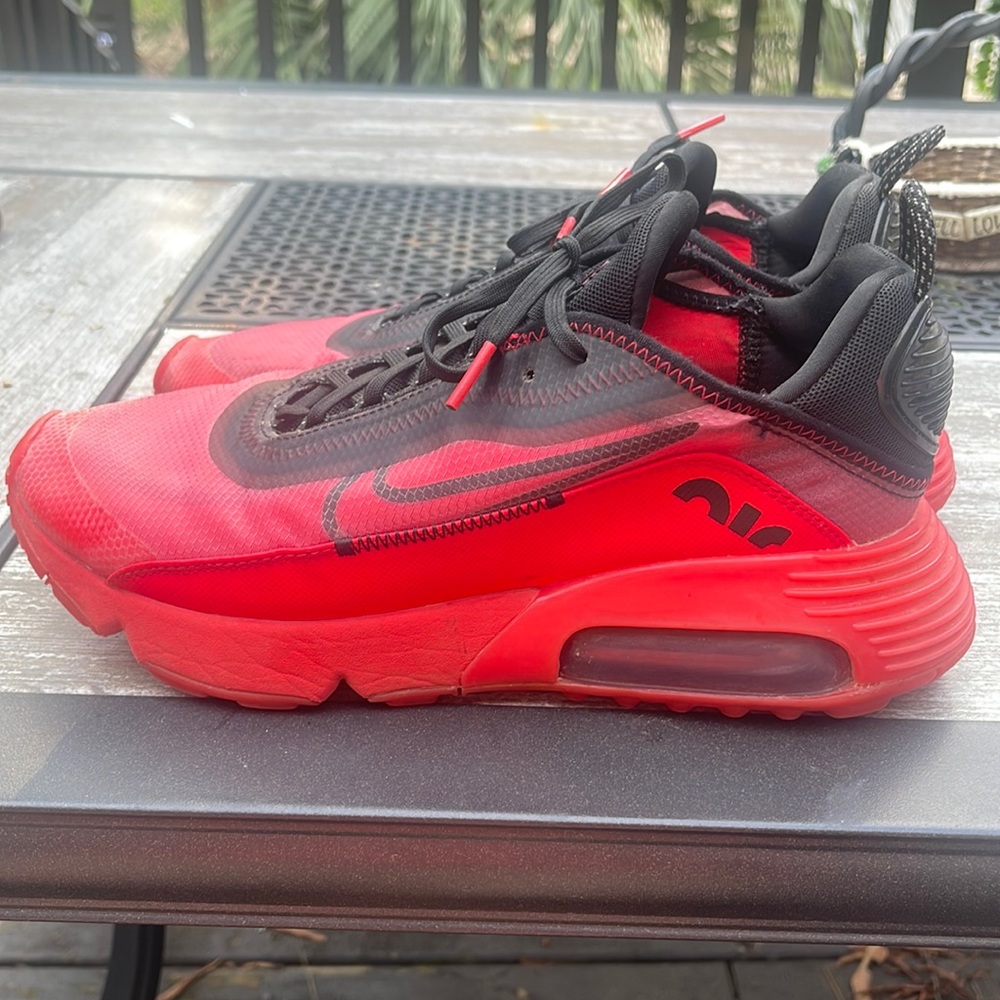 Red and black men Nike size 7 1/2